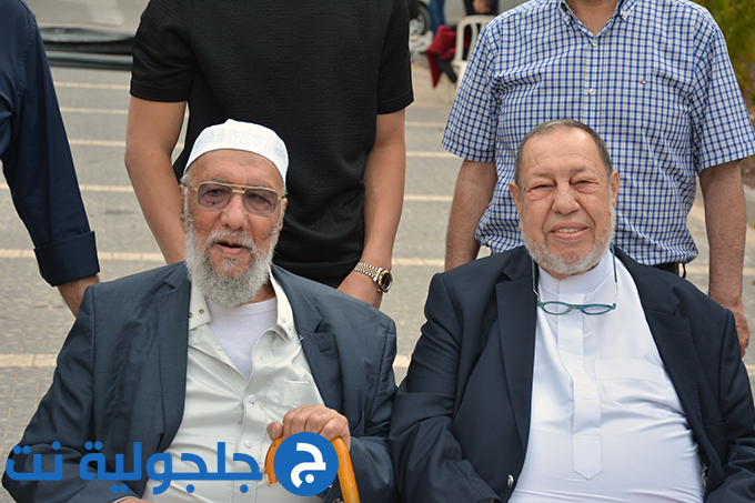اهالي جلجولية يؤدون صلاة عيد الاضحى في ساحة مسجد الروضة في جلجولية 